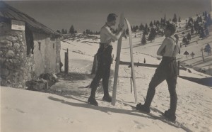 <!--:SI-->Muzejska vitrina Josip Kunaver - izbor iz zbirke Kabineta slovenske fotografije<!--:--> @ Mestna hiša, Glavni trg 4 | Kranj | Slovenija