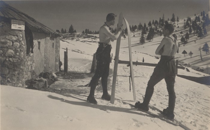 Muzejska vitrina Josip Kunaver – izbor iz zbirke Kabineta slovenske fotografije